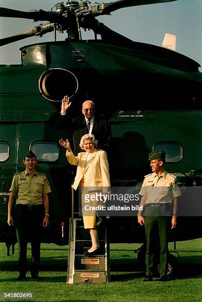 1934Bundespräsident- zusammen mit seiner Ehefrau Christianevor einem Hubschrauber desBundesgrenzschutz - 00.00.1995