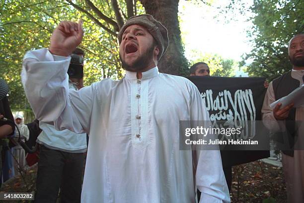 Des membres du mouvement haranguent la foule à la sortie de la mosquée de Regent's Park en appellant au Djihad