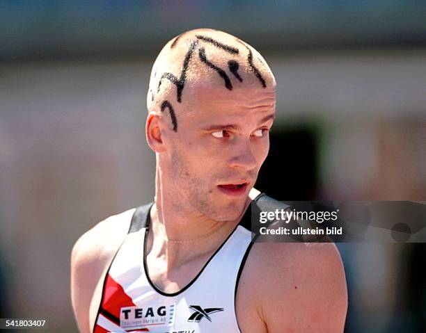 1973Sportler, Leichtathletik DBrustbild mit schwarz gefärbtenSträhnchen bei der DeutschenMeisterschaft in Erfurt