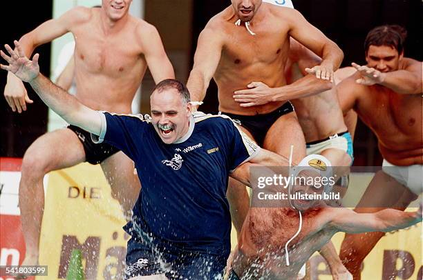 Trainer, Wasserball DR. Wird von seinen Spielernder Wasserfreunde Spandau 04 nach demGewinn der Deutschen Meisterschaft gegenRote Erde Hamm ins...