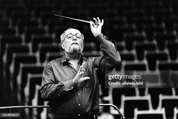 Penderecki, Krzysztof *-Komponist, Dirigent, PL- als Dirigent bei einer Probe zu einemKonzert im Konzerthaus Berlin