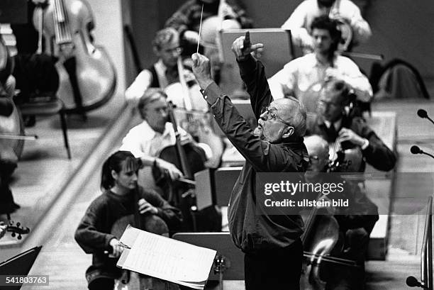 Penderecki, Krzysztof *-Komponist, Dirigent, PL- als Dirigent bei einer Probe zu einem Konzert mit dem Radio-Symphonieorchester im Konzerthaus Berlin