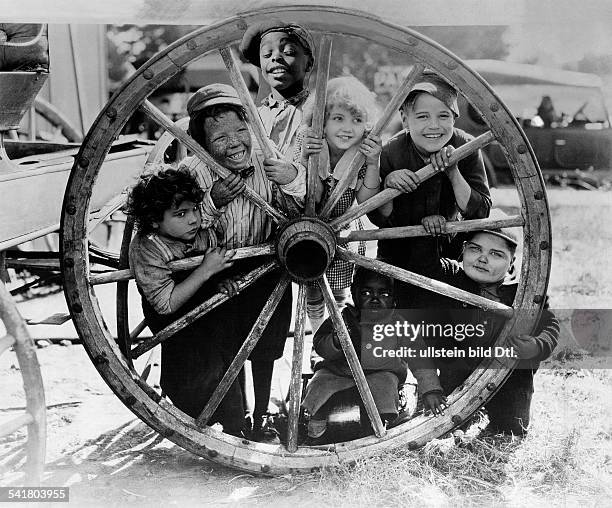American comedy short films in the 1920/1930ies Scene from the movie 'Our Gang'' looking through the spokes of a big wheel; L-R: Jackie Condon,...