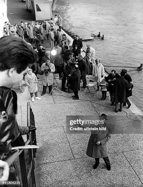 1967Filmregisseur Fbei Außenaufnahmen zu dem Film `DerTeufel und die Zehn Gebote' amSeineufer in Paris; Darsteller des Filmsu.a. Mel Ferrer,...