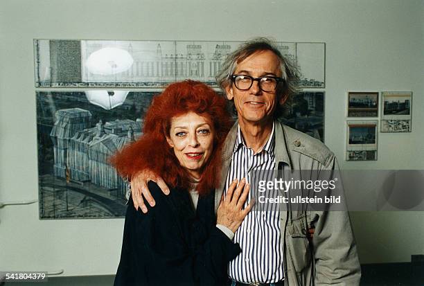 Christo *-Verpackungskuenstler, Bildender Kuenstler, Bulgarien- mit seiner Frau Jeanne-Claude, im Hintergrund ein Entwurf des verhuellten...