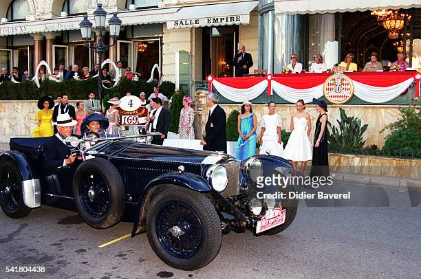 Une voiture de collection passe devant la tribune ou est installéé la Princesse Stéphanie de Monaco.