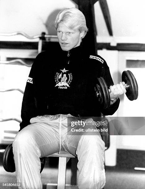 Oliver Kahn*-Sportler, Fussball D beim Hantel - Training im Kraftraum- Januar 1991