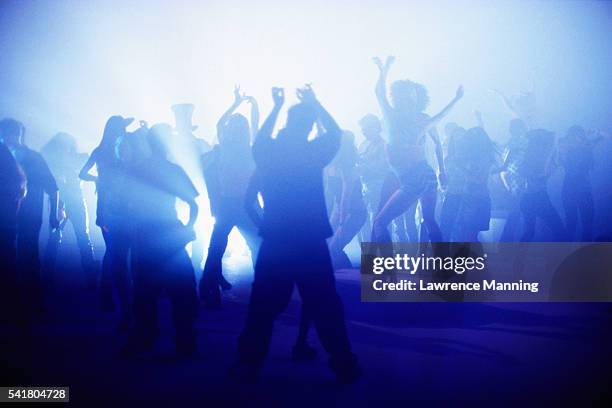 ravers dancing - dancing stockfoto's en -beelden