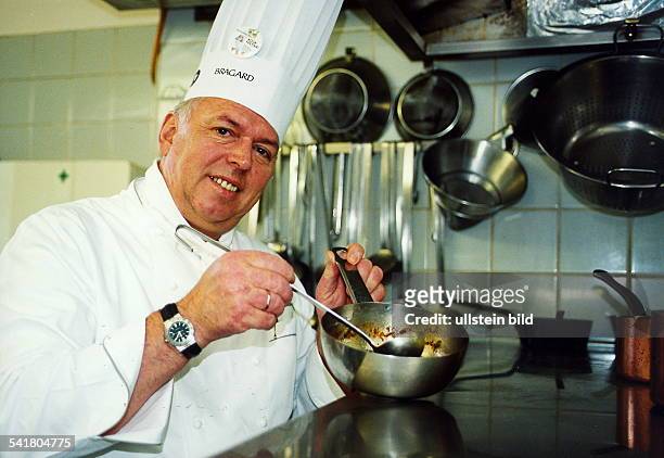 1950Koch, Gastronom, Dmit Kochmütze beim Kochen- Oktober 1999