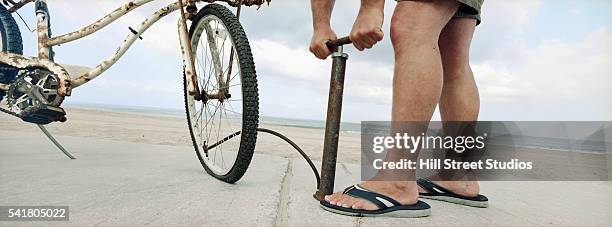 pumping air into bicycle tire - luftpumpe stock-fotos und bilder