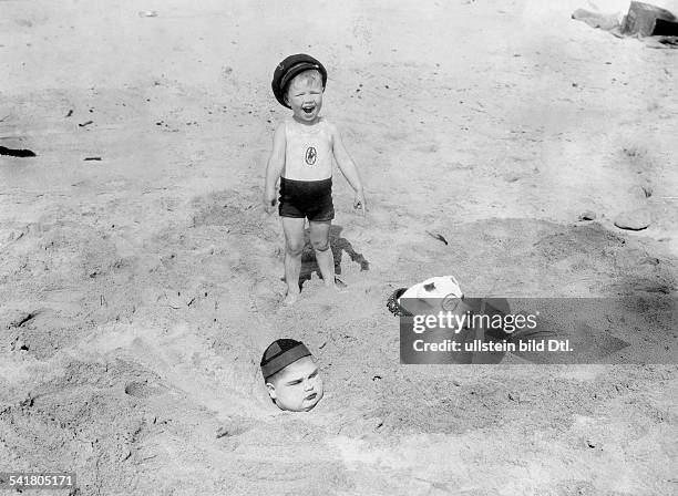 Filmkinder, Komikergruppe, USA- Szene mit dem dicken Chubby und HundPete, die bis zu den Köpfen im Sandeingegraben sindTempo 9.07.1929