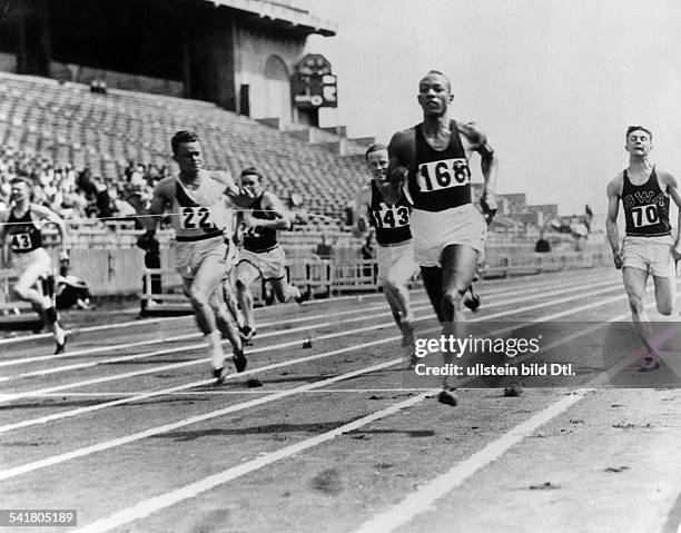 Jesse Owens *-+US-American track and field athletewon 4 gold medals at the Summer Olympics in Berlin in 1936Owens as winner of a 100m sprint at a...