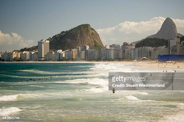copacabana beach and mountains - copacabana imagens e fotografias de stock