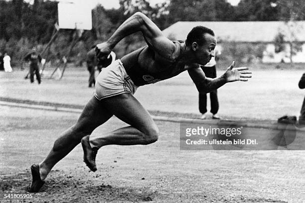 Jesse Owens *-+US-American track and field athletewon 4 gold medals at the Summer Olympics in Berlin in 1936Olympic Summer Games in Berlin in 1936:...
