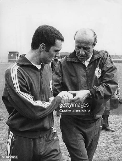 Beckenbauer, Franz *-Fussballspieler , Trainer, DMitglied der Nationalmannschaft 1965-1977Weltmeister 1974/ Europameister 1972- F.B. Und...