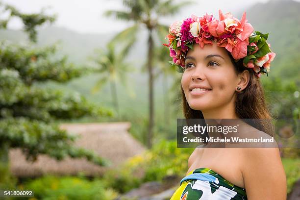 young woman wearing traditional clothing - polynesische etniciteit stockfoto's en -beelden
