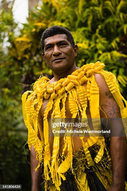 man in ceremonial clothing - fiji stockfoto's en -beelden