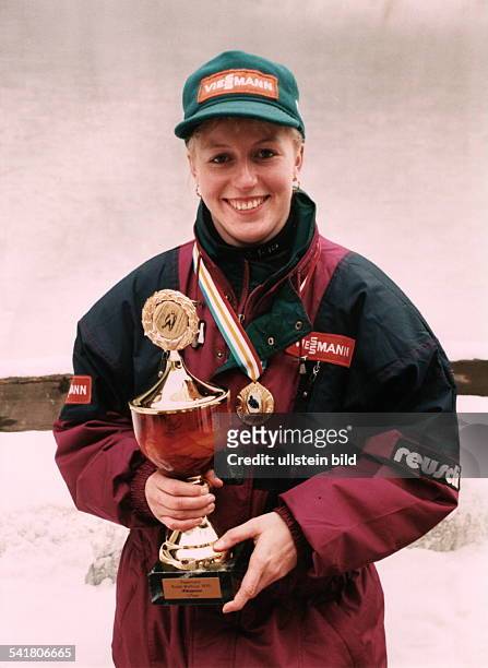 Sportlerin, Rennrodeln D- als Weltcup - Siegerin 1995 mit demPokal- 1995