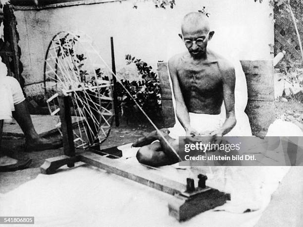 Gandhi, Mahatma *02.10.1869-+Politiker, IndienFuehrer der indischen Unabhaengigkeitsbewegung- am Spinnrad im Sabarmati-Ashram- 1925