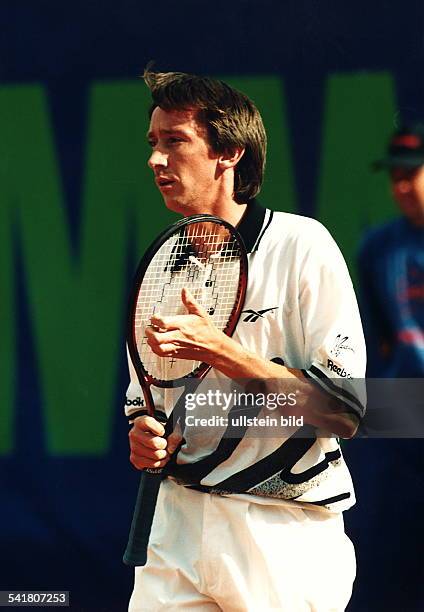 Sportler / Tennis, D- BMW Open in München: zupft die Saitenan seinem Tennisschläger zurecht- Mai 1996