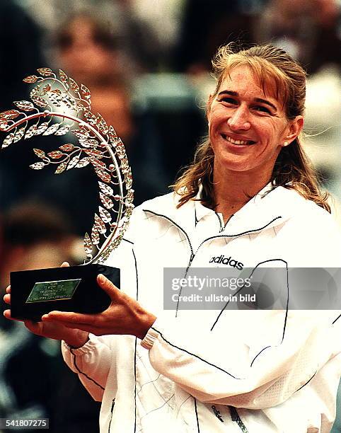 1969Tennisspielerin, DGerman Open in Berlin: mit dem silbernenLorbeerkranz bei der Ehrung zurWeltsportlerin 1995- Mai 1996