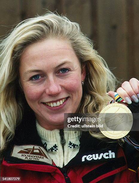 Sportlerin, Rennrodeln DEuropameisterin in Winterberg-Hochsauerland: zeigt ihre Goldmedaille- Januar 2000