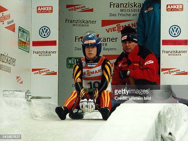 Sportlerin, Rennrodeln DRodel-WM in Königssee: am Start, hinter ihr Trainer Norbert Hahn- Januar 1999