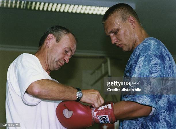 COLManfred Wolke, Sportler, Trainer, Boxen, DDR / D- Trainer von Axel Schulz- zieht Schulz Boxhandschuhe an- 1995