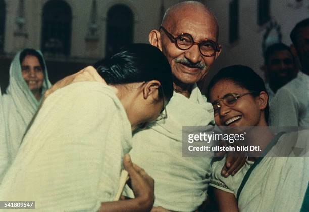 Mahatma Ghandi , Indian politician, with his granddaughter Manu and his grandnephew Kanuïs wife Abha in Birla House in Delhi - around January 1948