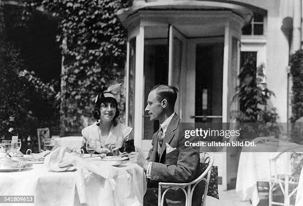 Nielsen, Asta - Actress, Denmark - *11.09.1881-+ with her husband during lunch in a restaurant published in: Die Praktische Berlinerin 46/1919 - 1919...