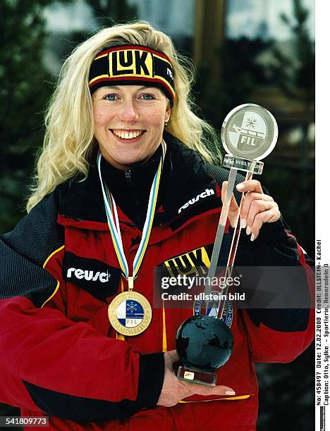 Sportlerin, Rennrodeln DSiegerin im Gesamtweltcup: mit der Goldmedaille und der Trophäe