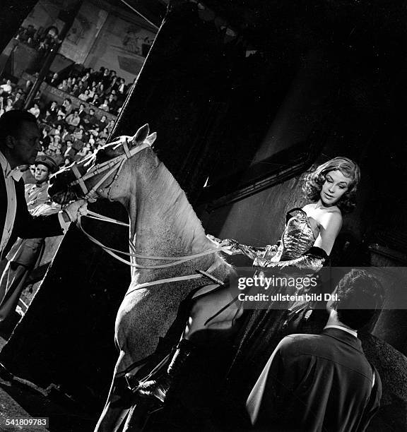 1925Schauspielerin, DAls Zirkusreiterin in 'Auf den Straßenvon Paris' R: Julien DuvivierFrankreich 1952