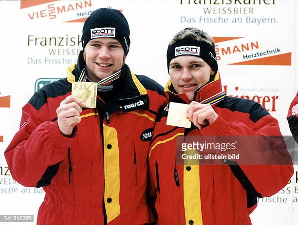 1977Sportler, Rennrodeln DRodel-WM in Königssee:- der Weltmeister im Doppelsitzer neben Partner Alexander Resch mit ihren Goldmedaillen