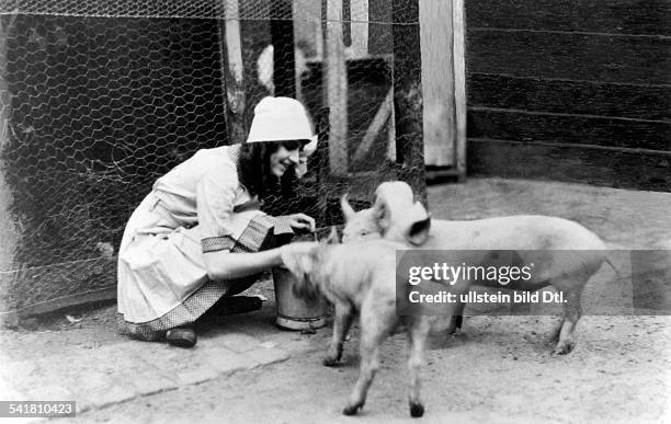 Nielsen, Asta - Actress, Denmark - *11.09.1881-+ feeding the pigs on her estate on Hiddensee island - 1925 Vintage property of ullstein bild