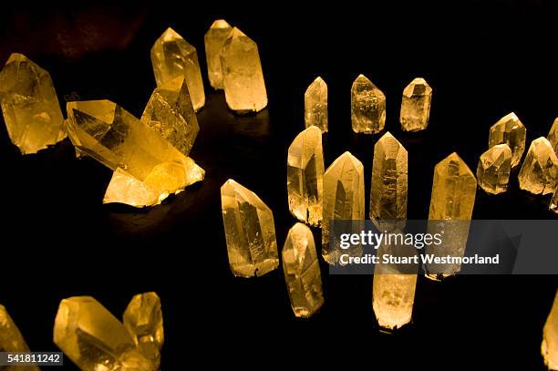 quartz crystals at crystal cave museum in australia - quartz stockfoto's en -beelden