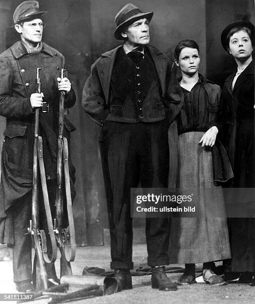 Schauspieler; DDR- in der Rolle des Pierre Langevin mit Angelica Domröse als BabetteCherron in der Aufführung "Die Tage derCommune" von Bertolt...