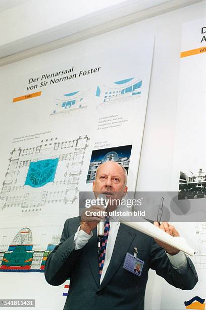 Foster, Sir Norman Robert *-Architekt, GB- erklaert die Umbauplaene fuer denReichstag, im Hintergrund der Bauplan fuerden Reichstag in Berlin-...