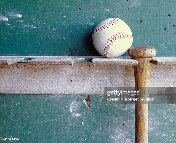 baseball and bat on rack - bate de béisbol fotografías e imágenes de stock