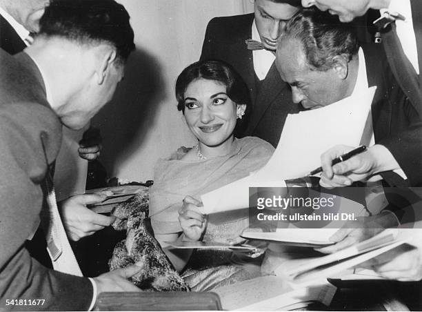 American-born Greek opera singer, Maria Callas signing autographs at the Musikhalle Hamburg, West Germany, 15th May 1959. Maria Callas *-+Sängerin,...