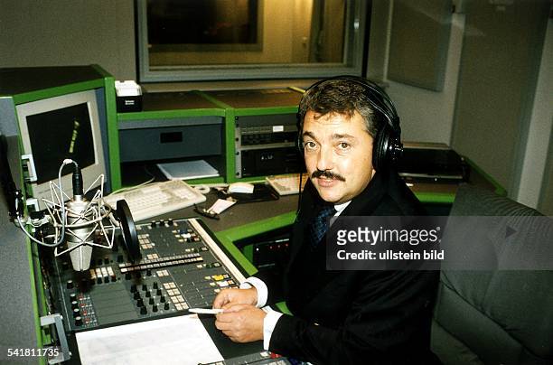 1954Journalist, Medienunternehmer, D- geschäftsführender Gesellschaftervon Radiosender 100,6mit Kopfhörern im Senderaum am Mischpult- August 1998