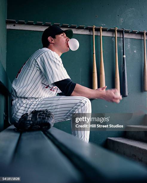baseball player blowing bubble gum - banco dos jogadores imagens e fotografias de stock
