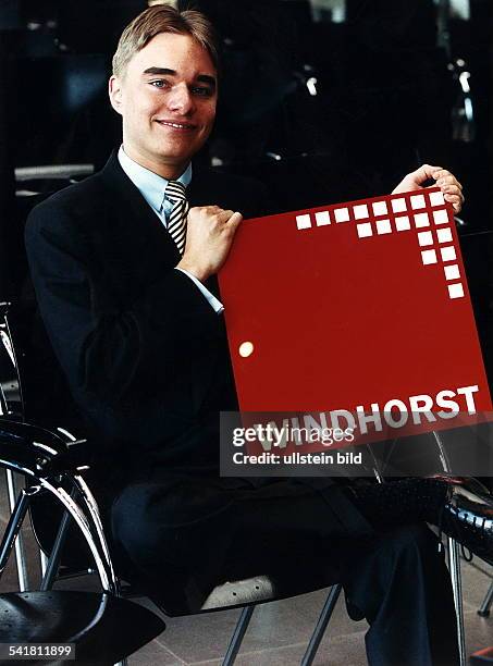 1976Unternehmer, D Chef derUnternehmensgruppe Windhorst- mit einem Logo seines Unternehmensin den Händen- 00.02.1996