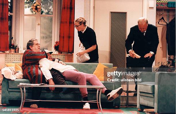 1949Schauspieler D- als Anton Krumm in dem Schwank"Mitgemacht, Bargeld lacht"- mit v.l. Alexander Grill als OnkelGeorg, Ulrike Benkelmann...