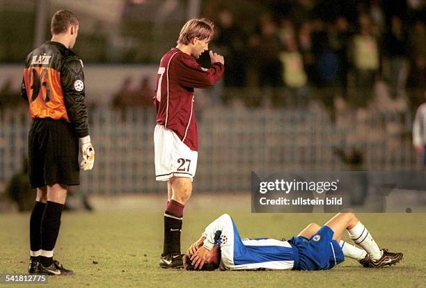 1976Sportler, Fussball D Champions League, Zwischenrunde, Gruppe A: liegt im Spiel bei Sparta Prag verletzt auf dem Rasen, Torwart Blazek und Milan...