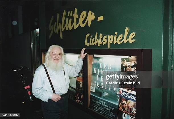 Kinoinhaber , D- vor seinem Kino 'Schlüter-Lichtspiele'- 1994
