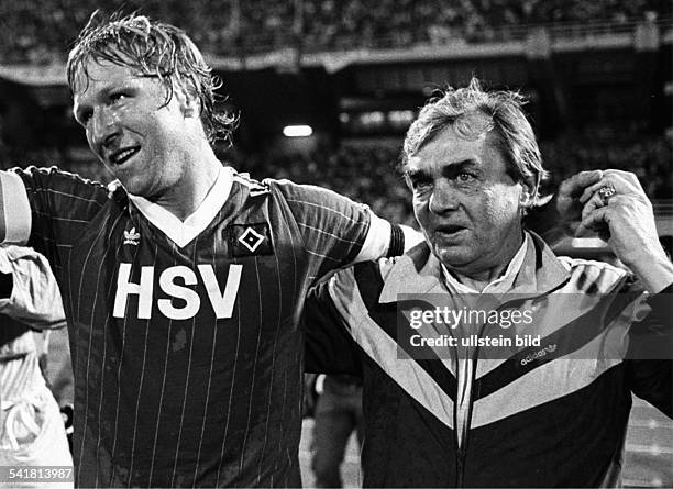 Horst Hrubesch*-Sportler, Fussball D Endspiel um den Europapokal der Landesmeister in Athen gegen Juventus Turin - Hrubesch mit Trainer Ernst Happel...