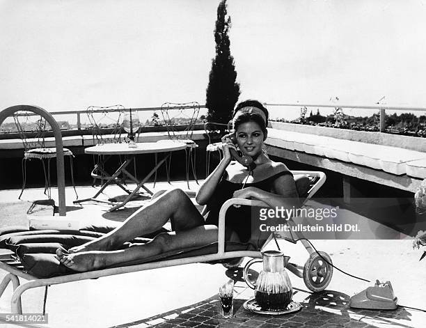 Schauspielerin, Italien- telefoniert auf einer Sonnenliege in dem Film "Cocü" Regie: Antonio Pietrangeli- Italien, Frankreich 1964