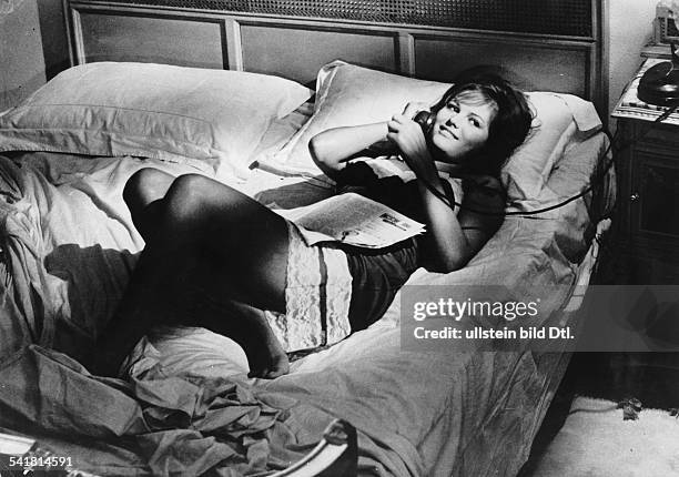 Schauspielerin, Italien- telefoniert auf dem Bett in dem Film `Das Mädchen mit dem leichten Gepäck`- Italien, 1965