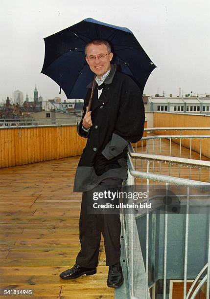 1961Politiker, CDU, DSenator für Finanzen in Berlinmit Regenschirm auf der Dachterasse seiner Berliner Wohnung_ 2000