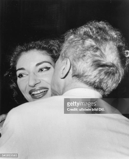 French artist, writer and filmmaker Jean Cocteau embracing American-born Greek opera singer, Maria Callas, May 1960. Maria Callas *-+Sängerin,...